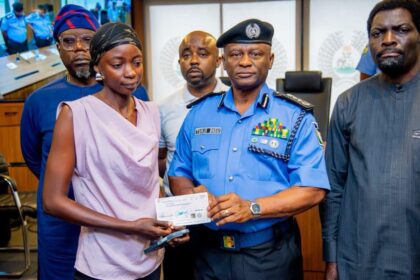 IGP Olutunji Disu presents cheques to victims family